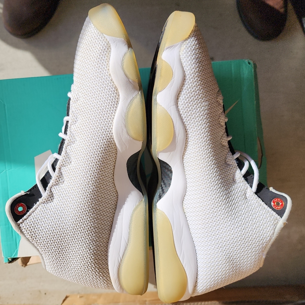 Jordan Athletic Shoes White and Yellow - Picture 6 of 6